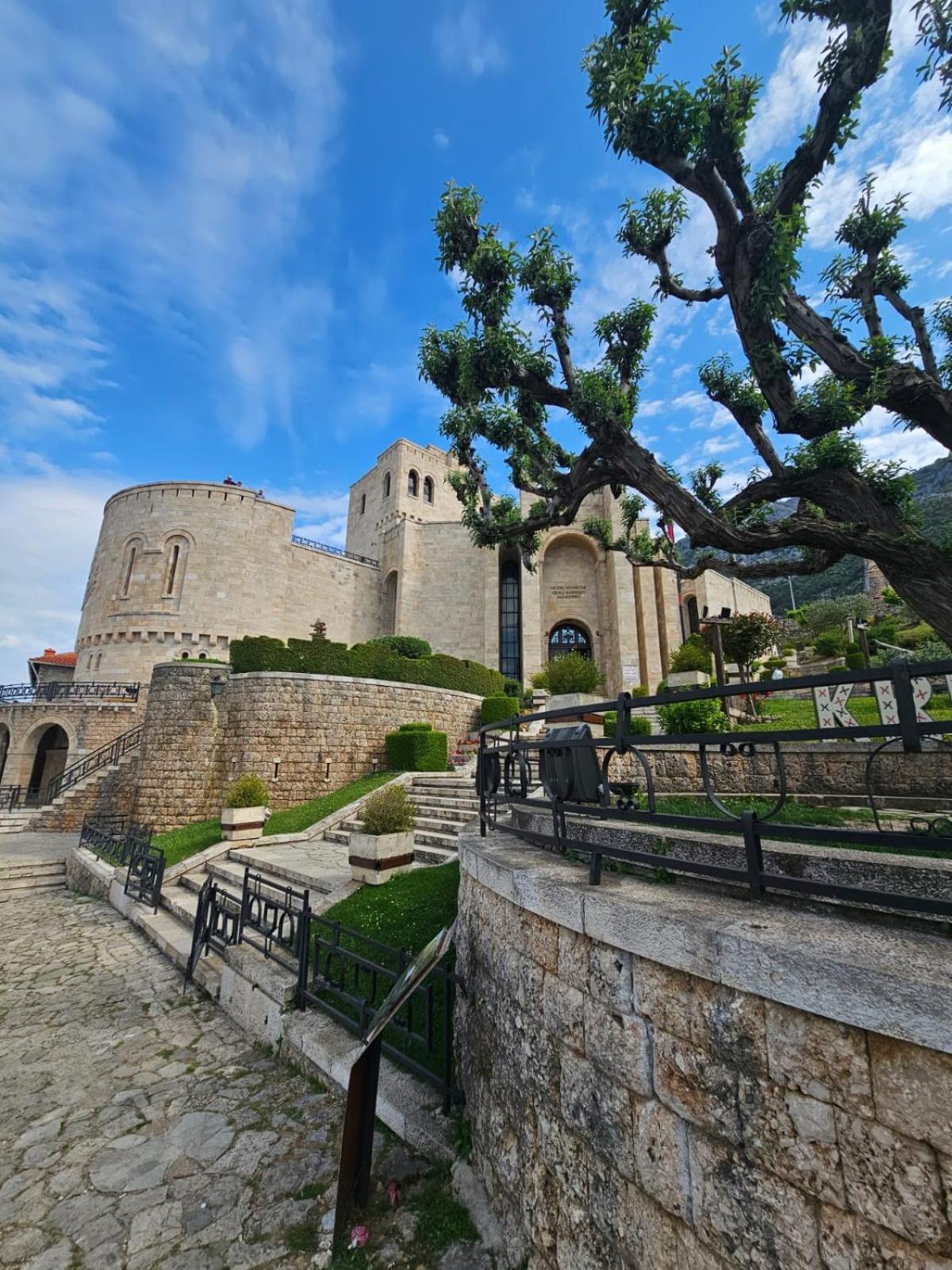 Hotel Castle - Inside,Voga Guesthause Krujë Exterior foto